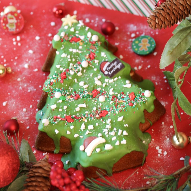 Decorating the Christmas tree (blueberry cheesecake cookietaart)